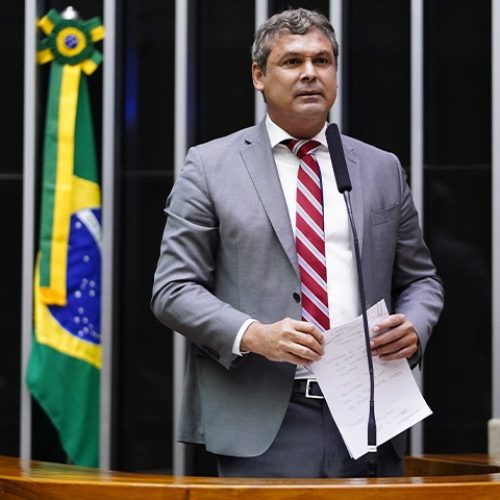 Líder do PT afirma que vai pedir suspensão dos mandatos de deputados que ocuparam o congresso