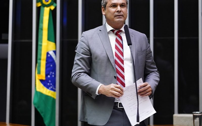 Líder do PT afirma que vai pedir suspensão dos mandatos de deputados que ocuparam o congresso