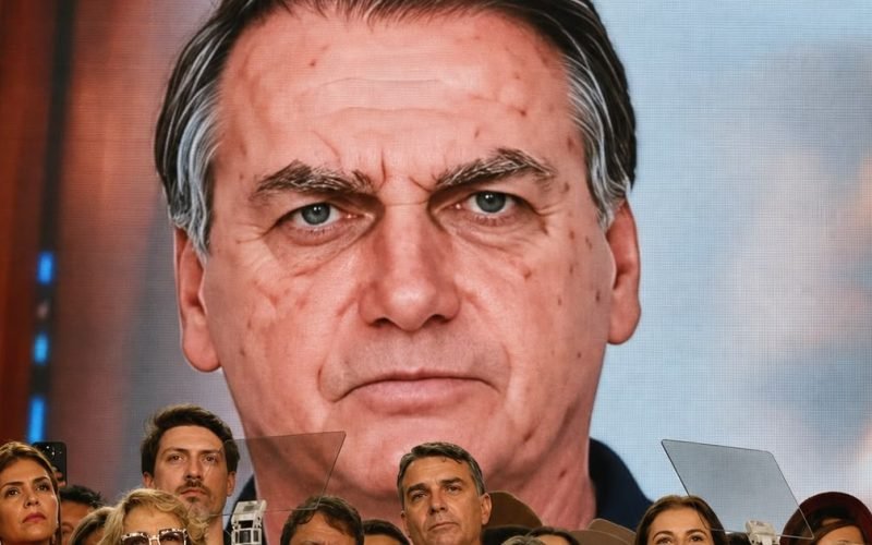 Flávio Bolsonaro recorre contra suspensão de visitas ao pai