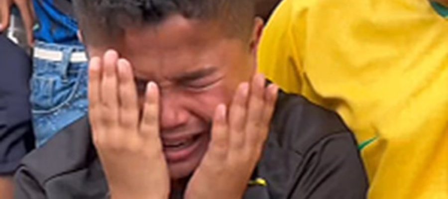 Criança que viralizou em Joaquim Gomes após vitória do Brasil desaba em lágrimas com eliminação para a Noruega