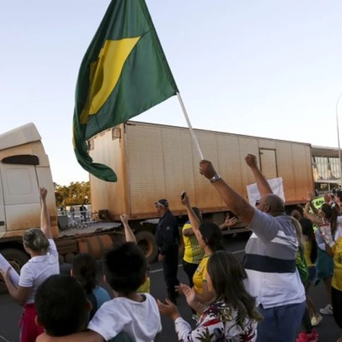 Câmara aprova piso nacional para frete e anistia a caminhoneiros; projeto segue para o Senado