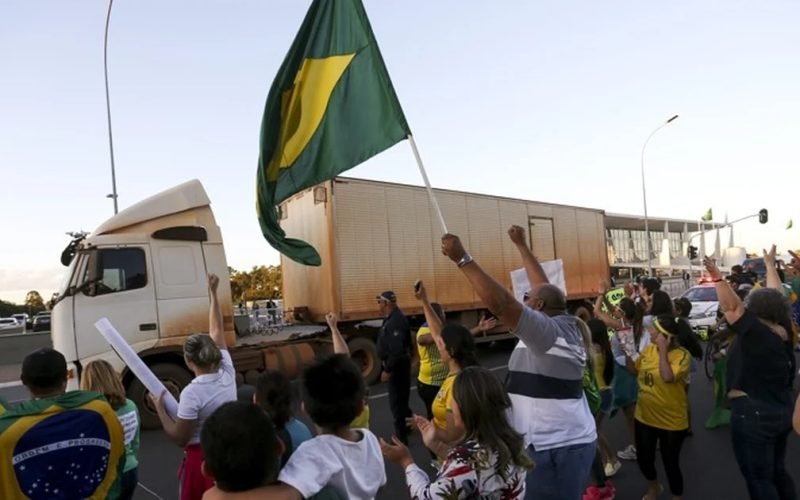 Câmara aprova piso nacional para frete e anistia a caminhoneiros; projeto segue para o Senado