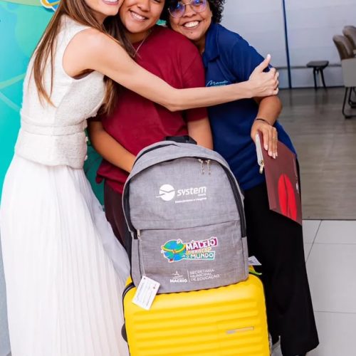 Marina JHC celebra embarque de 100 estudantes para intercâmbio em Londres