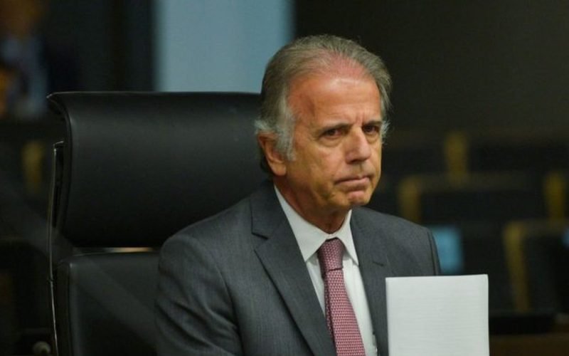 “É melhor abrir as portas”: ministro da Defesa diz que Brasil não teria como enfrentar os EUA em invasão