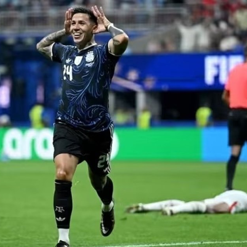 Argentina vira nos acréscimos, elimina a Inglaterra e garante vaga na final da Copa do Mundo