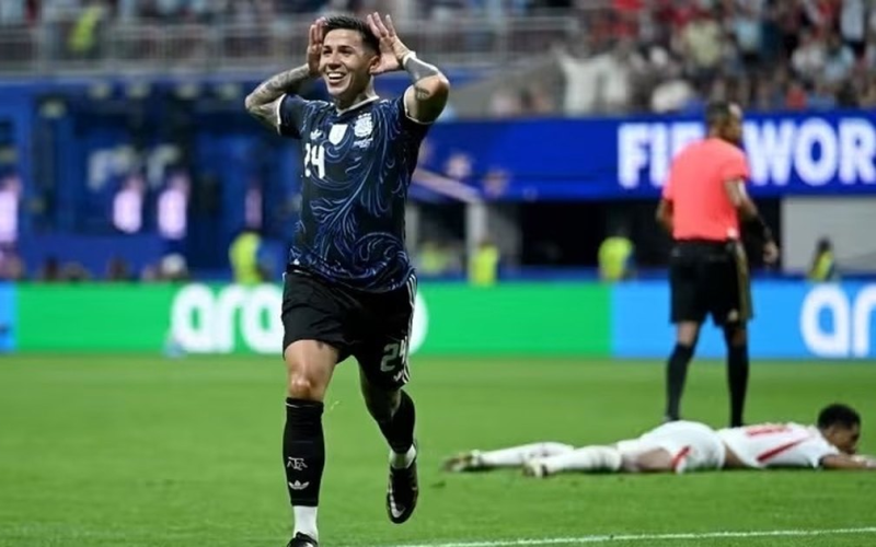 Argentina vira nos acréscimos, elimina a Inglaterra e garante vaga na final da Copa do Mundo
