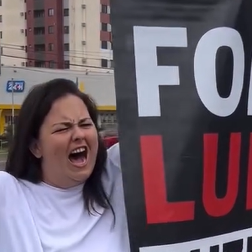 Vereadora viraliza ao ir às ruas com cartaz “Fora Lula” e divide opiniões nas redes sociais