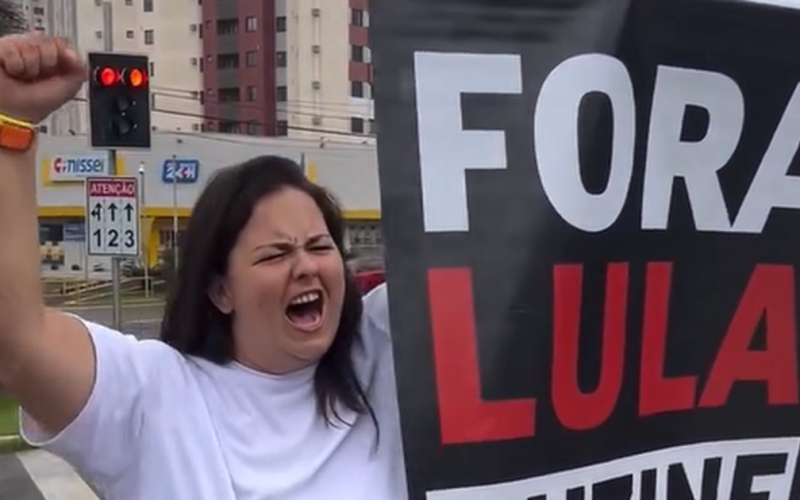 Vereadora viraliza ao ir às ruas com cartaz “Fora Lula” e divide opiniões nas redes sociais