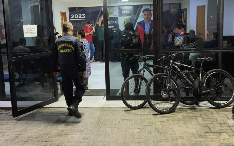 Policial civil é acusado de desacato a PMs durante prisão do próprio filho por tráfico em Maceió