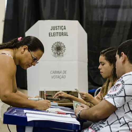 Voto feminino vai decidir as eleições: Brasil tem 158,7 milhões de eleitores com maioria das mulheres, diz TSE