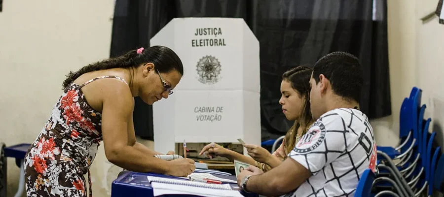 Voto feminino vai decidir as eleições: Brasil tem 158,7 milhões de eleitores com maioria das mulheres, diz TSE