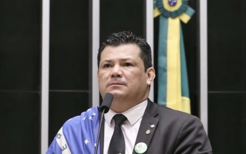 Deputado do PL manda R$ 490 mil ONGs de parentes de seus assessores
