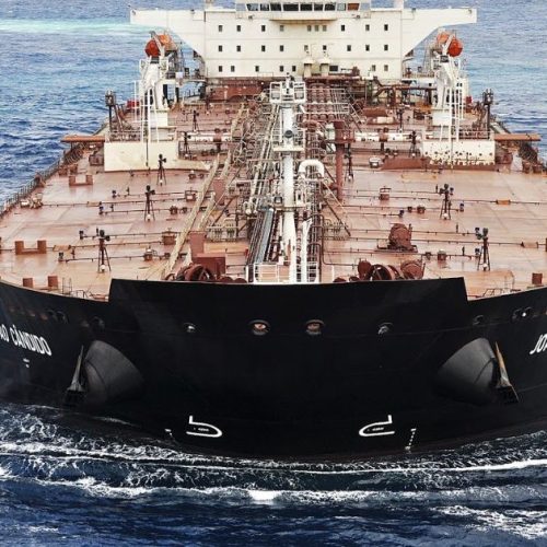 Petroleiro desafia bloqueio dos EUA e cruza o Estreito de Ormuz