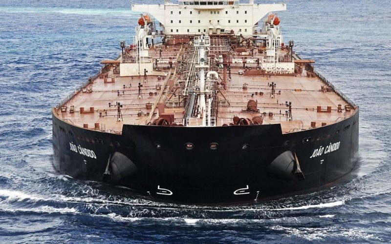 Petroleiro desafia bloqueio dos EUA e cruza o Estreito de Ormuz