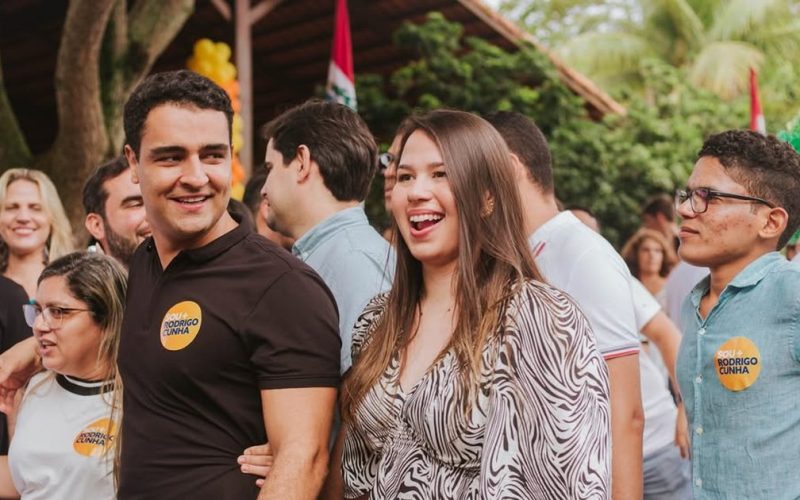 “Manda pra cá que a gente ensina”: aliados de Renan Filho invadem grupos de juventude ligados a JHC