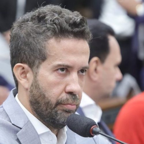 “Lave a boca!”: Janones rebate Zema por críticas ao Bolsa Família