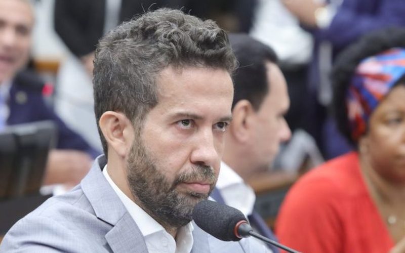 “Lave a boca!”: Janones rebate Zema por críticas ao Bolsa Família