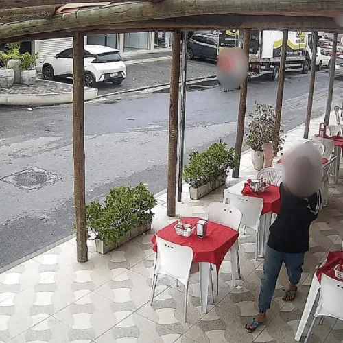 Dupla invade restaurante, rende funcionários e foge com dinheiro do caixa em Maceió