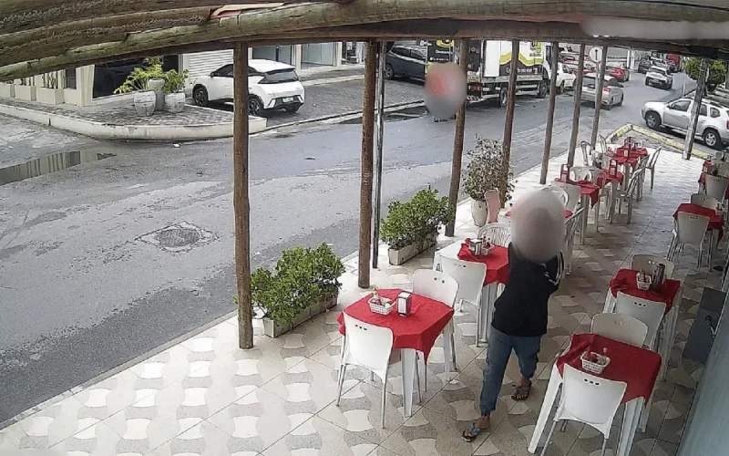 Dupla invade restaurante, rende funcionários e foge com dinheiro do caixa em Maceió