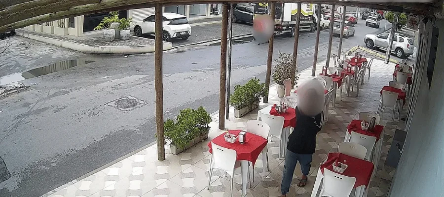 Dupla invade restaurante, rende funcionários e foge com dinheiro do caixa em Maceió