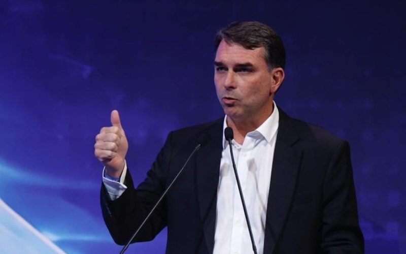 Flávio Bolsonaro diz que Lula “parece parceiro de grupos narcoterroristas”