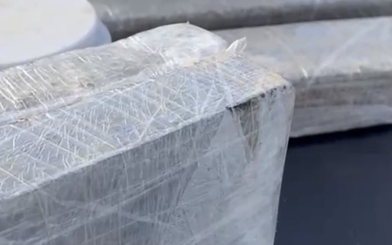 Suspeito é preso com 13kg de maconha e cocaína após denúncia no Feitosa