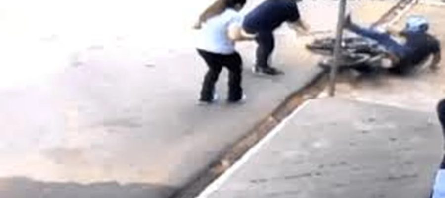 Suspeito faz cliente refém em farmácia após tentativa de assalto e acaba agredido por populares