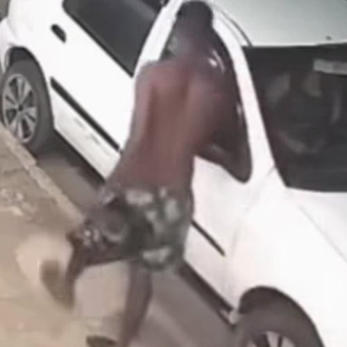 Pedestre percebe ataque e ajuda mulher a escapar de homem dentro de carro