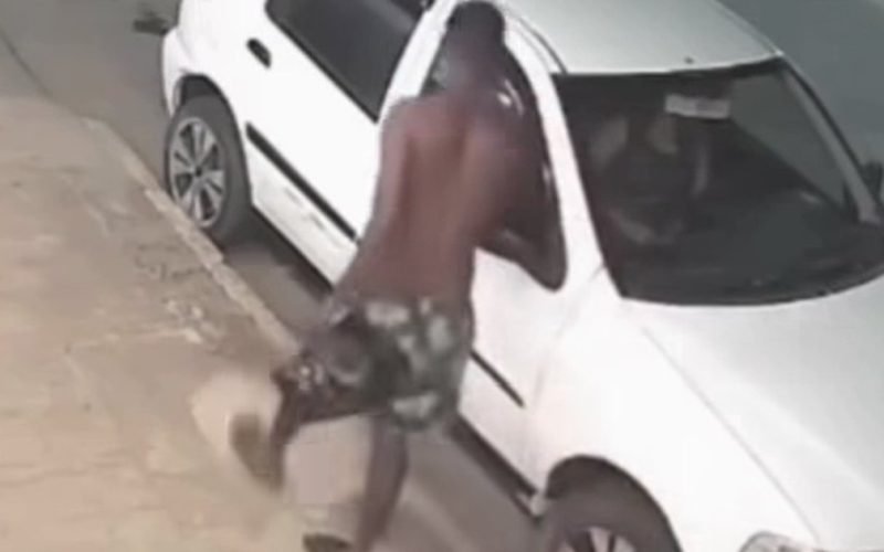 Pedestre percebe ataque e ajuda mulher a escapar de homem dentro de carro