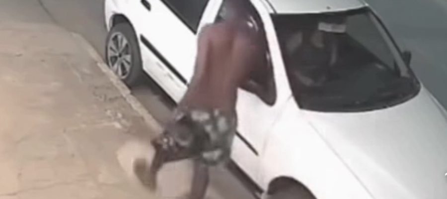 Pedestre percebe ataque e ajuda mulher a escapar de homem dentro de carro