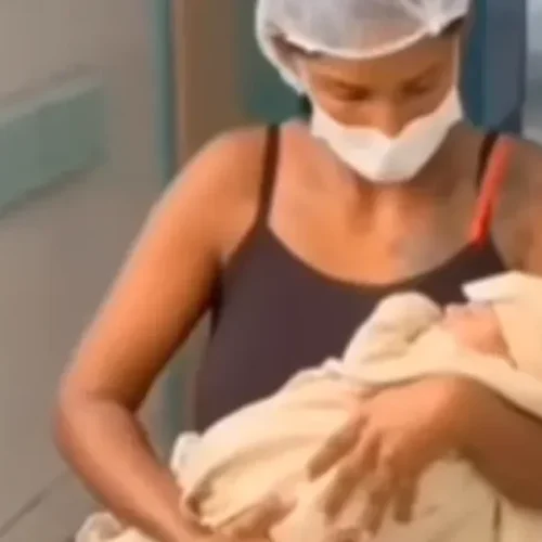 Mãe deixa maternidade de joelhos em agradecimento pela recuperação do filho em Maceió