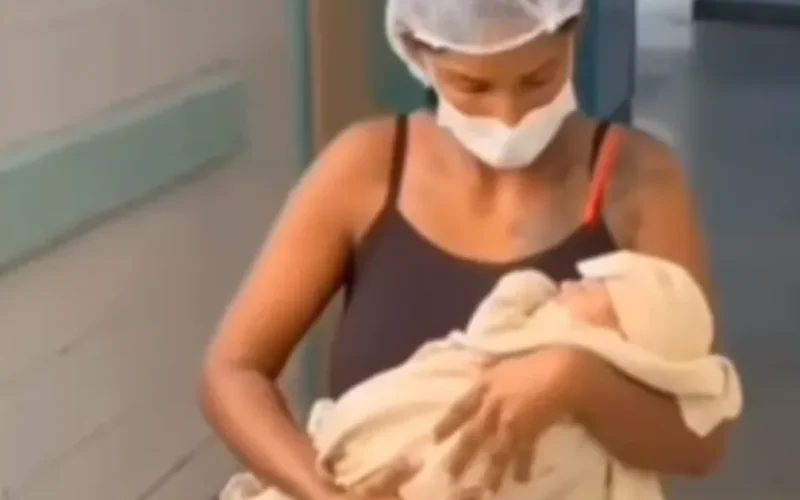 Mãe deixa maternidade de joelhos em agradecimento pela recuperação do filho em Maceió