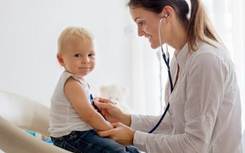Nem autorização dos pais libera pediatras para expor crianças na internet, alerta SBP