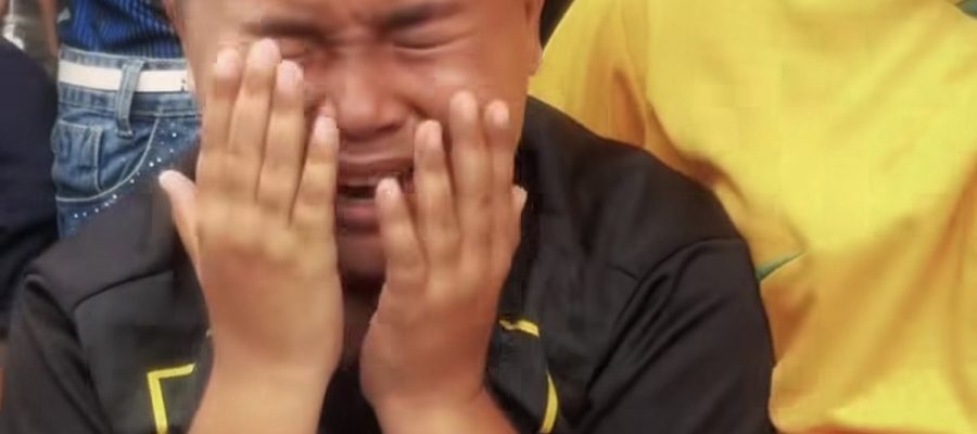Cena emocionante em Joaquim Gomes mostra reação de torcedor mirim após gol do Brasil