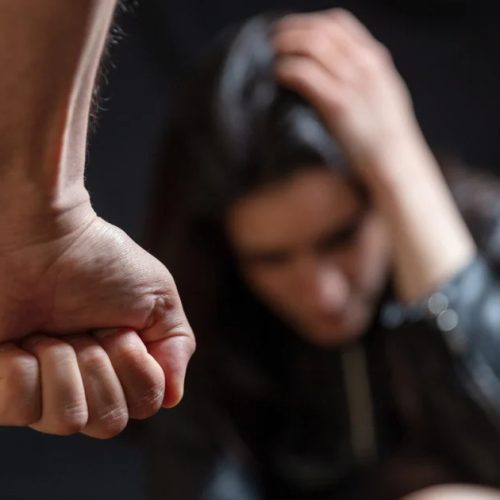 Homem invade casa e agride companheira com socos e chutes na Barra de Santo Antônio