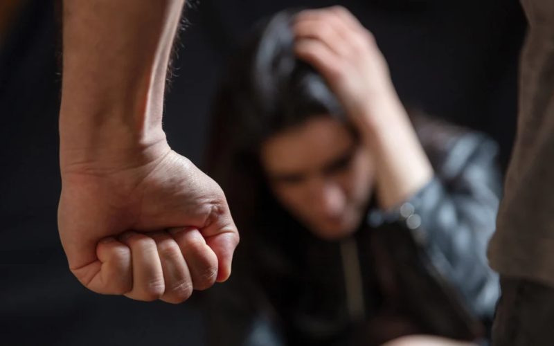 Homem invade casa e agride companheira com socos e chutes na Barra de Santo Antônio