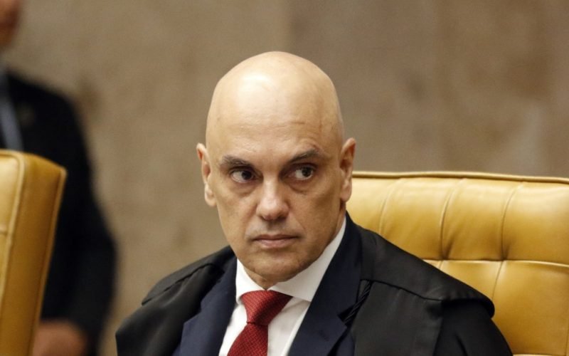 Moraes dá 15 dias para PGR se manifestar após Flávio Bolsonaro faltar a depoimento na PF
