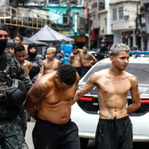 Após ação com 122 mortos, cinco policiais são presos por furto de fuzis que seriam vendidos para o crime organizado novamente