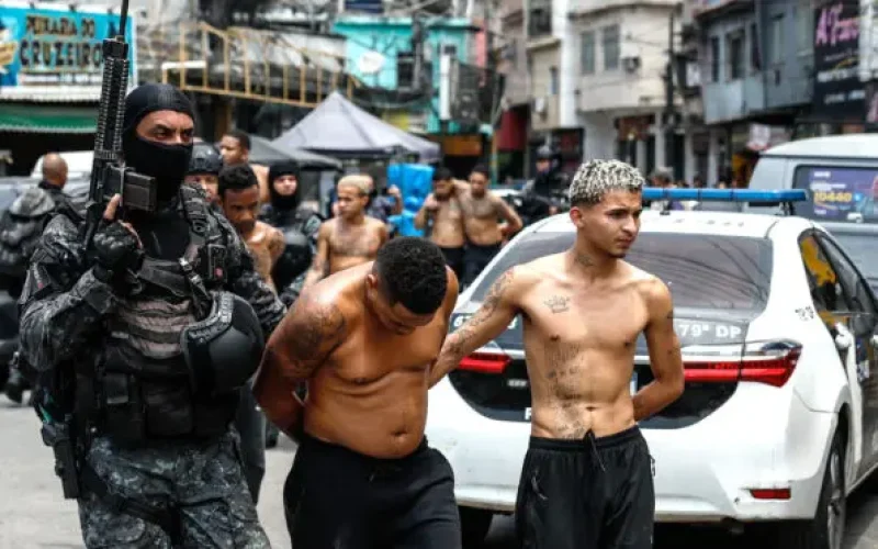 Após ação com 122 mortos, cinco policiais são presos por furto de fuzis que seriam vendidos para o crime organizado novamente