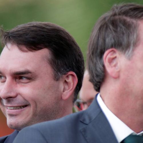 Flávio Bolsonaro visita pai pela primeira vez após prisão domiciliar e critica decisão de Moraes