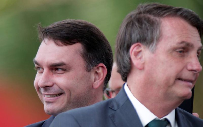 Flávio Bolsonaro visita pai pela primeira vez após prisão domiciliar e critica decisão de Moraes