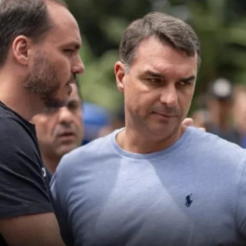 Carlos ameaça “corrigir” prefeitos do PL que não apoiem Flávio