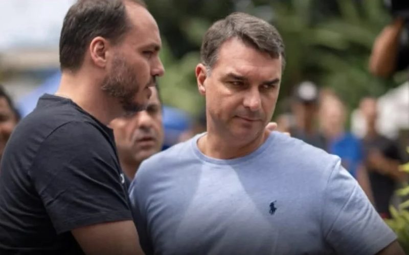 Carlos ameaça “corrigir” prefeitos do PL que não apoiem Flávio