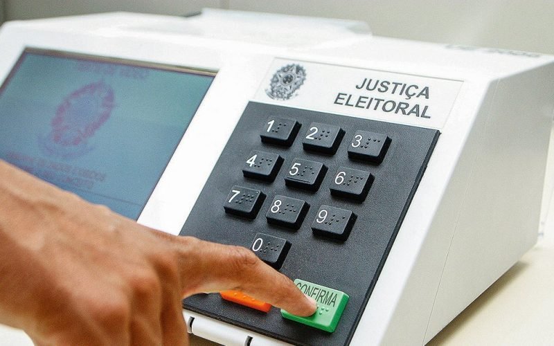 Datafolha: 44% dos brasileiros se identificam com a direita; 39%, com a esquerda
