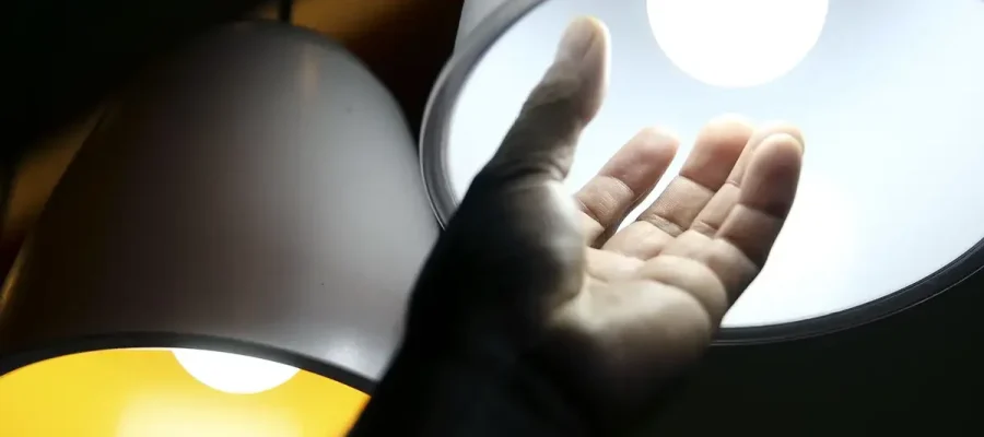 Bandeira tarifária das contas de luz segue amarela em julho