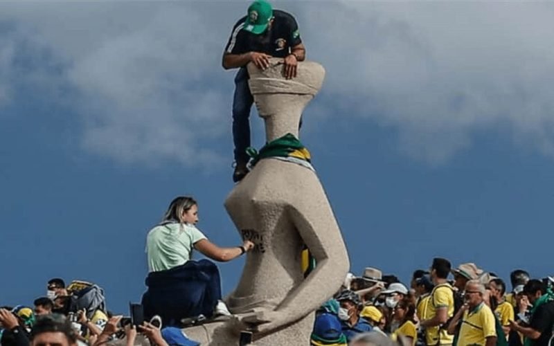Moraes cobra explicações após falhas em tornozeleira de Débora do Batom