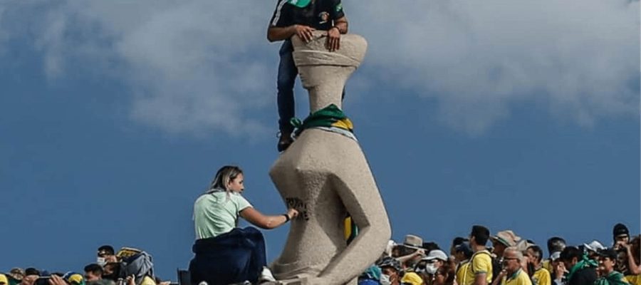 Moraes cobra explicações após falhas em tornozeleira de Débora do Batom