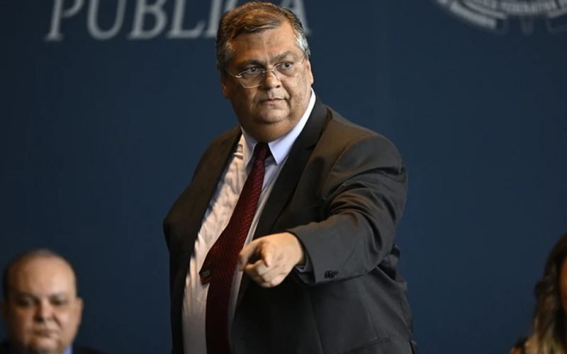 Flávio Dino manda PF analisar indícios de crimes em emendas PIX