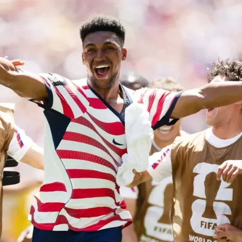 Estados Unidos vencem Austrália, mantêm 100% de aproveitamento e avançam ao mata-mata da Copa