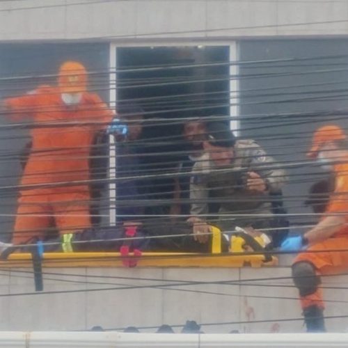 Trabalhador sofre choque elétrico enquanto instala placas solares e é socorrido pela PM no Jacintinho